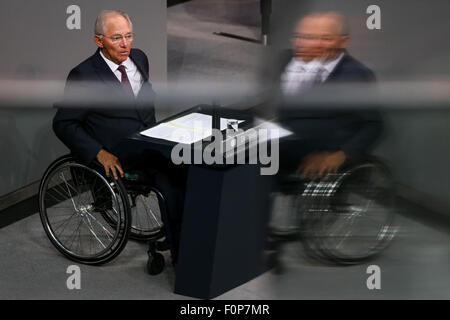 Berlin, Deutschland. 19. August 2015. Der deutsche Finanzminister Wolfgang Schaeuble besucht eine Sondersitzung des deutschen Unterhaus des Bundestages in Berlin, Hauptstadt Deutschlands, am 19. August 2015. Die Sondersitzung wurde auf die griechische Schuldenkrise statt. Bildnachweis: Zhang Fan/Xinhua/Alamy Live-Nachrichten Stockfoto