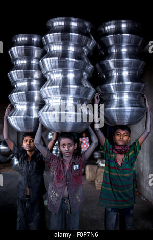 Dhaka, Bangladesch. 19. August 2015. Kinder, die bei einem Aluminiumfabrik in Bangladesch arbeiten. Aluminium-Fabriken sind sehr häufig in Bangladesch, wo verschiedene Töpfe und Krüge aus Aluminium gefertigt sind. Unter diesen Arbeitern sind viele davon Kinder unter 15 Jahren. © Mohammad Ponir Hossain/ZUMA Draht/Alamy Live-Nachrichten Stockfoto