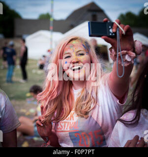 Teenager-Mädchen mit roten Haaren beim Truck Festival in Oxfordshire, Großbritannien Stockfoto