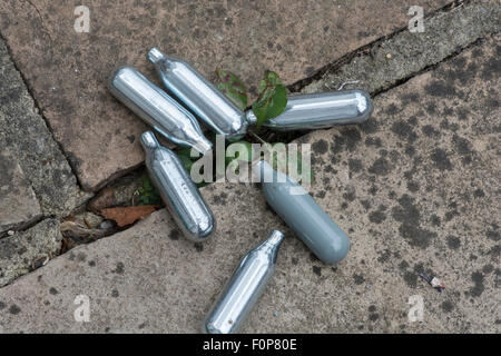 Kleine Zylinder von Distickstoffoxid (Lachgas) von einigen Leuten als eine juristische hoch verwendet. Stockfoto