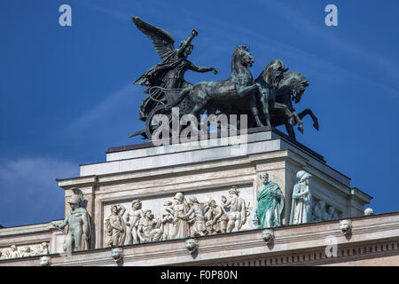 Quadriga oder Wagen von vier Pferden gezogen und gesteuert von der Göttin Nike auf dem Dach des österreichischen Parlaments Stockfoto