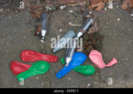 Kleine Zylinder von Distickstoffoxid (Lachgas) und Ballons, die von einigen Leuten als eine juristische hoch verwendet. Stockfoto