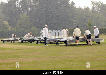 Regen stoppt spielen bei Amateur Cricket-Match, Warwickshire, England Stockfoto
