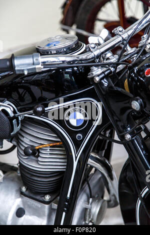 VILNIUS, Litauen - 29. April 2015: Nahaufnahme: Detailansicht der BMW Motorrad-Motor, gegründet 1913 von Karl Fred Stockfoto