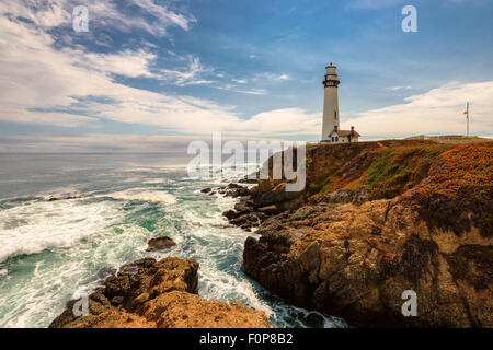 Pigeon Point Lighthouse auf dem Felsen entlang der Pazifikküste in Kalifornien Stockfoto