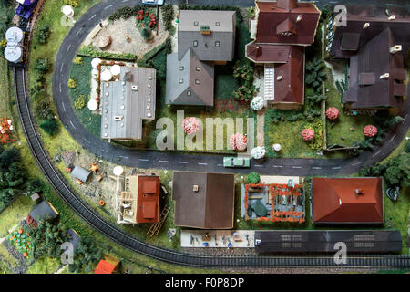 Draufsicht der Miniatur-Altstadt mit dem Zug Bahnhof und Eisenbahn, Gebäude, Autos auf den Straßen und Menschen auf. Stockfoto