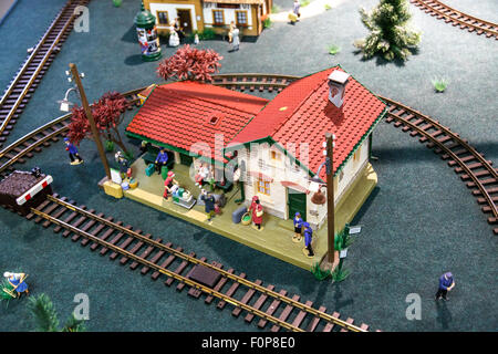 Draufsicht der Miniatur-Altstadt mit dem Zug Bahnhof und Eisenbahn, Gebäude, Autos auf den Straßen und Mitmenschen in Vilnius. Stockfoto