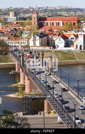 KAUNAS, Litauen - 30. April 2015: Draufsicht der Vytautas-Brücke im Jahr 1930 über Memel errichtet. Stockfoto