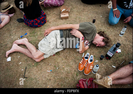 Betrunkener Mann auf dem Gras beim Truck Festival in Oxfordshire, Großbritannien Stockfoto