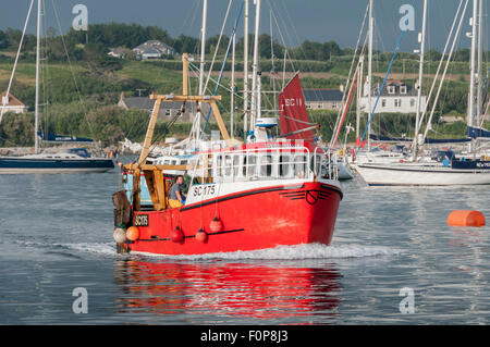 Ein Fischerboot kehrt es ist Liegeplatz im Hafen von Hugh Town im herrlichen Abendlicht. Stockfoto