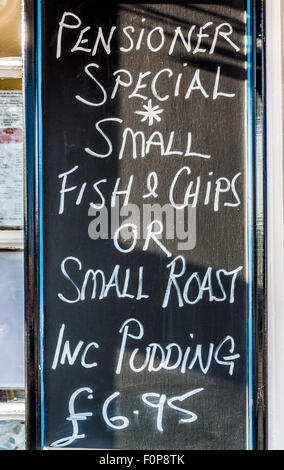 Spezialmenü Rentner beschäftigen Schild draußen am Meer café Stockfoto