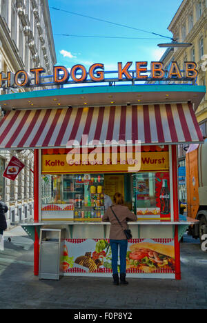 Fast-Food-Stand, Mariahilfer Straße, Wien, Österreich Stockfoto