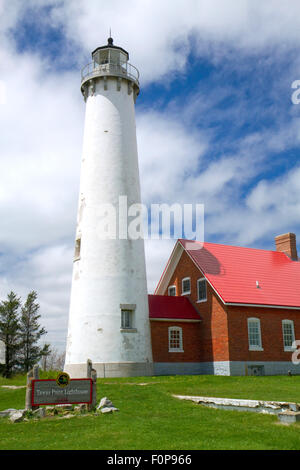 Tawas Point Lighthouse befindet sich am Lake Huron in East Tawas, Michigan, USA. Stockfoto