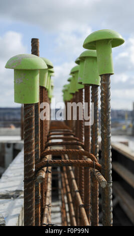 Kunststoff Rebar Caps auf Baustellen von Sharp Metall Arbeiten zu schützen Stockfoto