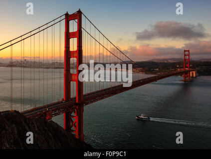 Golden Gate Bridge am frühen Morgen bei Sonnenaufgang in San Francisco, Kalifornien Stockfoto