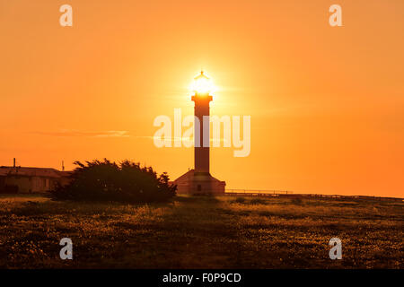 Leuchtturm Sonne Strahl unter Punkt Arena Leuchtturm bei Sonnenuntergang, Pacific Coast, California Stockfoto