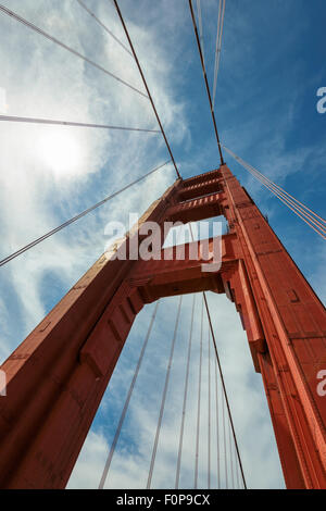 Nahaufnahme von einem der Türme von der Golden Gate Bridge in San Francisco Stockfoto