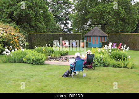 Künstler arbeiten im Freien im Garten des Landhauses Stockfoto