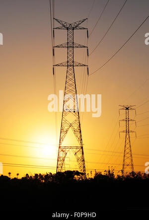 Stromleitung Türme bei Sonnenaufgang Stockfoto