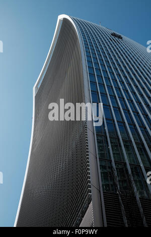 20 Fenchurch Street mit Fensterreiniger bei der Arbeit hoch oben auf dem Gebäude Stockfoto