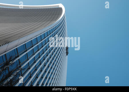 20 Fenchurch Street mit Fensterreiniger bei der Arbeit hoch oben auf dem Gebäude Stockfoto