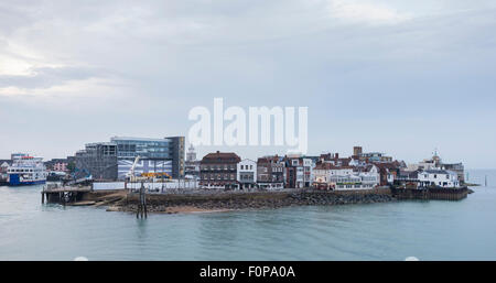 Der HQ des Land Rover BAR (links) im Old Portsmouth, Hampshire, von denen Sir Ben Ainslie und sein Team planen werden gewinnen die Ameri Stockfoto