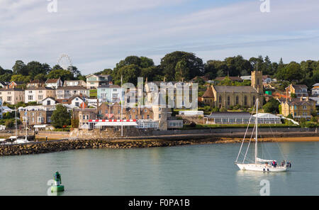 Die Royal Yacht Squadron am Eingang zur Medina River in Cowes auf der Isle Of Wight. Der berühmte Club ist 200 Jahre alt Stockfoto