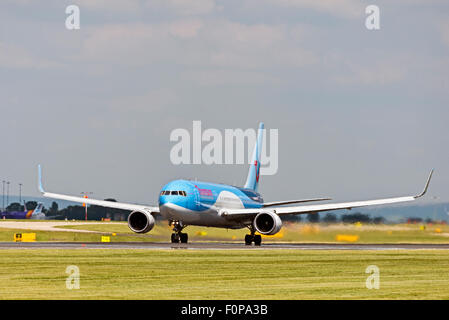 G-OBYH Thomson Airways Boeing 767-300 Flughafen Manchester England uk Abfahrten drehen Stockfoto