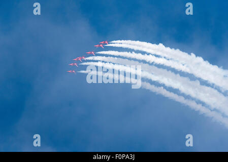 Sieben Red Arrows in Formation fliegen auf den Kopf gestellt und die Freigabe Rauchen bei Airbourne (Eastbourne) 2015 Stockfoto