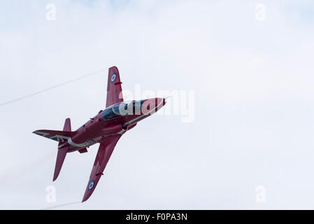 Einem einzigen roten Pfeil drehen und fliegen fast direkt darüber.  Aufgenommen am Airbourne (Eastbourne) 2015 Stockfoto