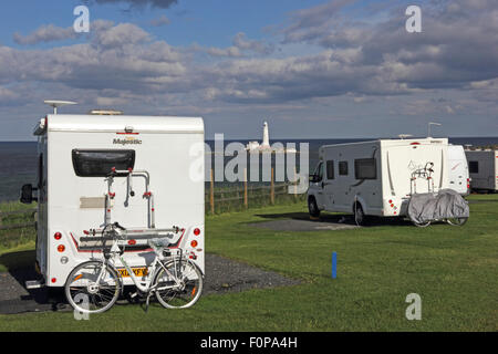 Alten Hartley Caravan Club Site, mit Insel und dem Leuchtturm in Ferne, Whitley Bay St. Marien. Stockfoto