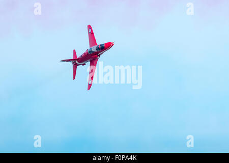 Ein roter Pfeil fliegen über dem Ärmelkanal zu Airbourne (Eastbourne) 2015 und durch die Reste von den roten und blauen Rauch Stockfoto