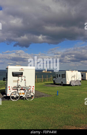 Alten Hartley Caravan Club Site mit St. Marys Leuchtturm in Ferne Stockfoto