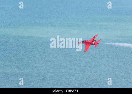 Ein roter Pfeil Tiefflug über dem Ärmelkanal zu Airbourne (Eastbourne) 2015 Stockfoto