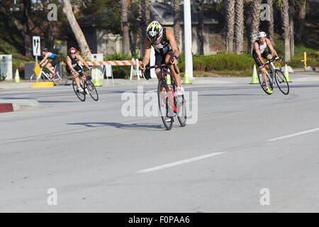 Gruppe von Radfahrern im Wettbewerb In der Long Beach-Triathlon. 16. August 2015. Stockfoto