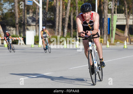 Engagierte männliche Radfahrer im Wettbewerb In der Long Beach-Triathlon. 16. August 2015. Stockfoto