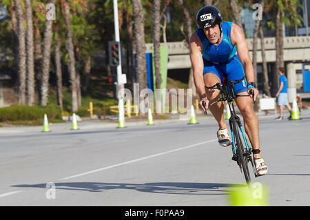 Männliche Radfahrer am Long Beach Triathlon Wettbewerb bestimmt. 16. August 2015. Stockfoto