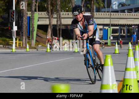 Männliche Radfahrer am Long Beach Triathlon Wettbewerb bestimmt. 16. August 2015. Stockfoto