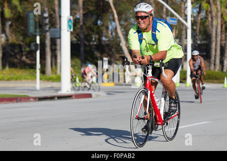 Männliche Radfahrer im Wettbewerb In der Long Beach-Triathlon. 16. August 2015. Stockfoto