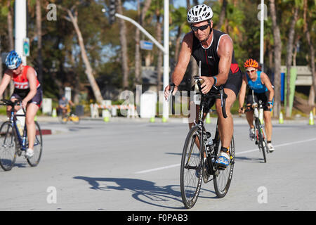 Radfahrer im Wettbewerb In der Long Beach-Triathlon. 16. August 2015. Stockfoto