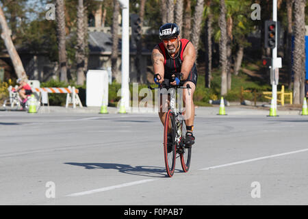 Männliche Radfahrer im Wettbewerb In der Long Beach-Triathlon. 16. August 2015. Stockfoto