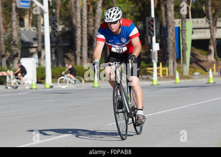 Engagierte männliche Radfahrer im Wettbewerb In der Long Beach-Triathlon. 16. August 2015. Stockfoto