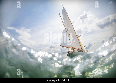 1929 gebaut Yawl, Dorade, aus den USA auf dem Solent zu Jahresbeginn das Rolex Fastnet-Rennen auf der Isle Of Wight abgebildet. Stockfoto