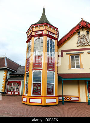 Die Wanderung über Fotos Gebäude in Alton Towers Estate Theme Park Gardens Staffordshire England UK Stockfoto