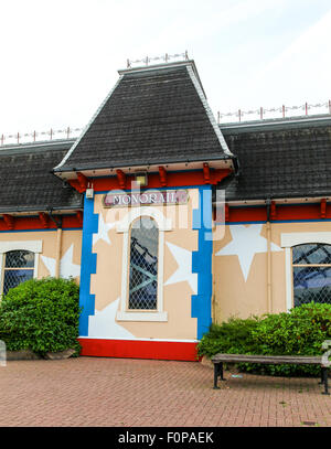 Empfangsgebäude der Monorail in Alton Towers Estate Theme Park Gardens Staffordshire England UK Stockfoto