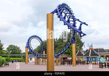 Ein Abschnitt des Korkenziehers Fahrt am Eingang nach Alton Towers Estate Theme Park Gardens Staffordshire England UK Stockfoto