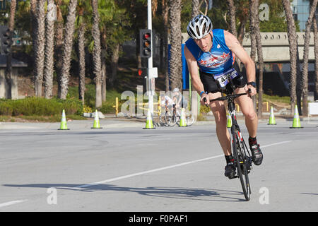 Engagierte männliche Radfahrer im Wettbewerb In der Long Beach-Triathlon. 16. August 2015. Stockfoto