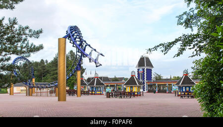 Ein Abschnitt des Korkenziehers Fahrt am Eingang nach Alton Towers Estate Theme Park Gardens Staffordshire England UK Stockfoto