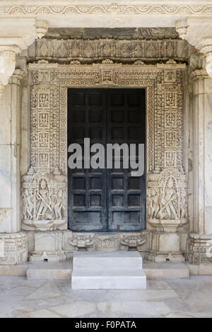 Indien; Straße von Udaipur, Jodhpur. Ranakpur Jain-Tempel. Tür. Stockfoto