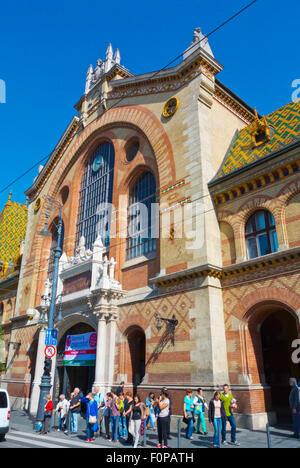 Menschen in Front Nagy Vasarcsarnok, große Markthalle, Fovam ter, Budapest, Ungarn, Mitteleuropa Stockfoto